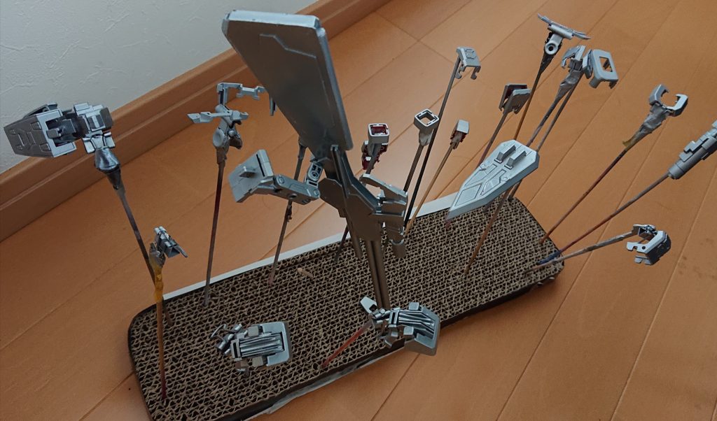 塗装は最近ハマってるシルバー下地に水性のクリアカラー筆塗りで行ってます。この作品本体最後の汚し以外は赤、オレンジ箇所のみの塗装です。手抜きではありません作風です。