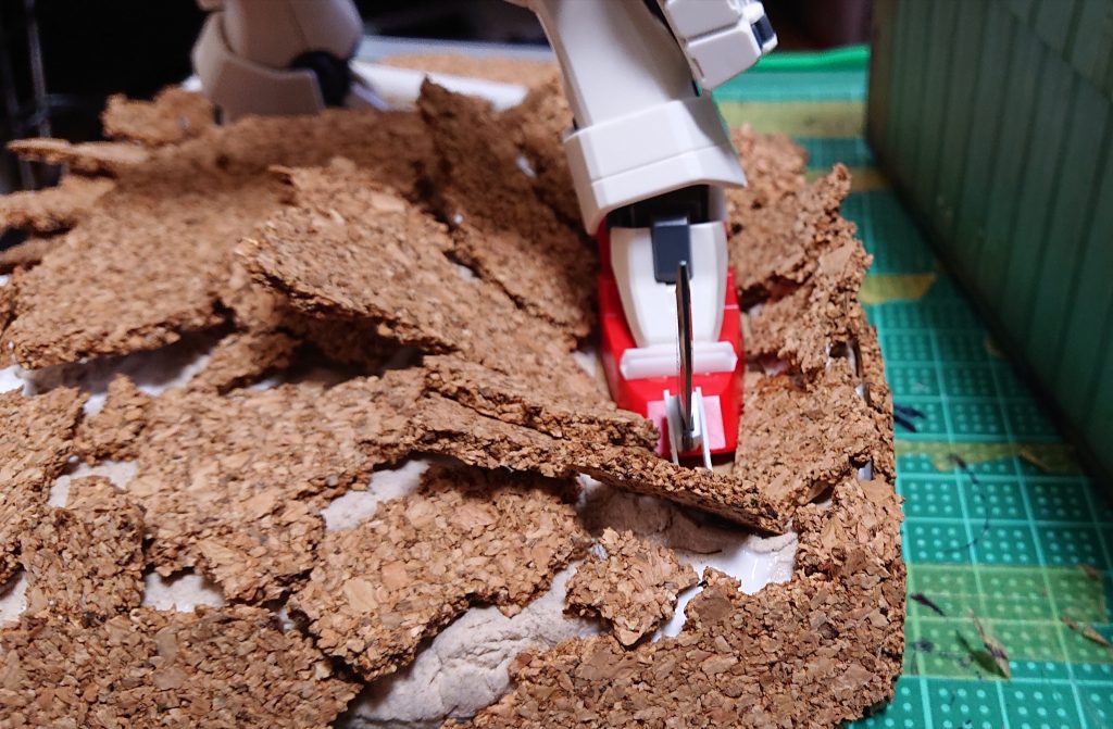 足元のベースはコルク板を手で千切って貼り付けていったモノにグレーサフを吹いたものです。やられ役はMGネモさん(ジャンクになってた)です。