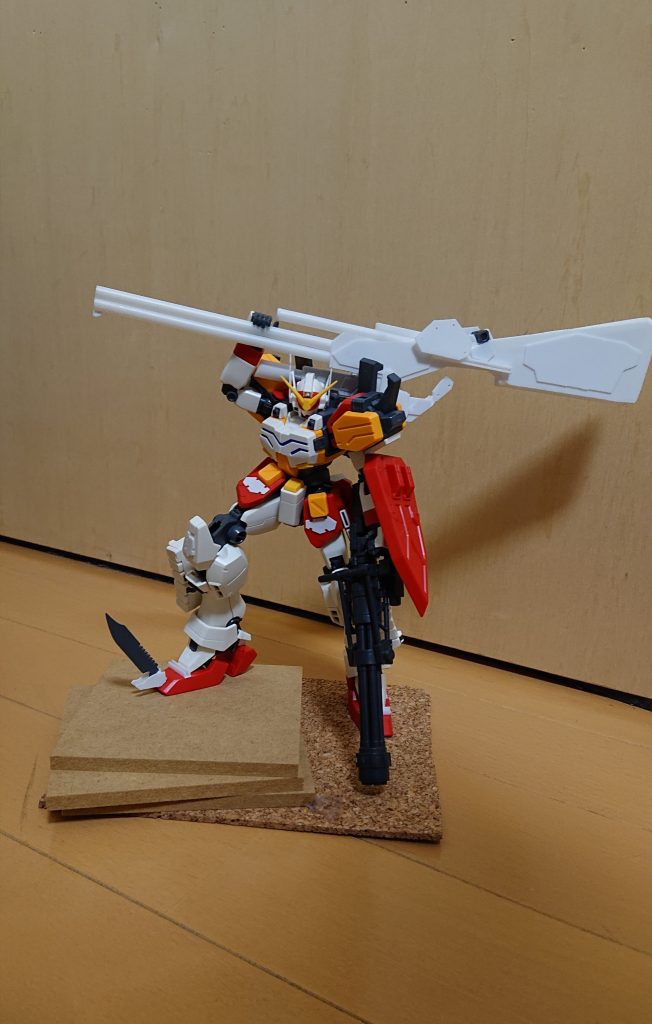 ポージングは色々迷いましたが暇潰しにみていたマジンカイザーSKLが劇中で見せる「武器を担いで膝に寄りかかる」ポーズに惚れ込みベースもそれに併せて高さに差をつけたりしました。