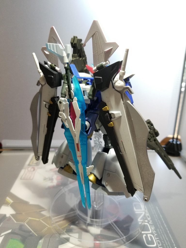 フル装備の背面です。本来はビームカマを付ける所にカレトヴルッフフェーダーを付けました。