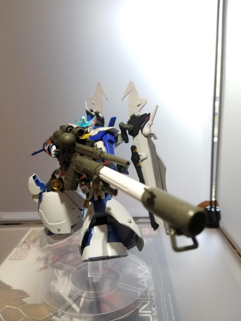 巨大なボディに巨大な武器…両手持ちにすれば、狙撃のポーズも似合います。バズーカの銃身を伸ばせば迫力も増す気がします。