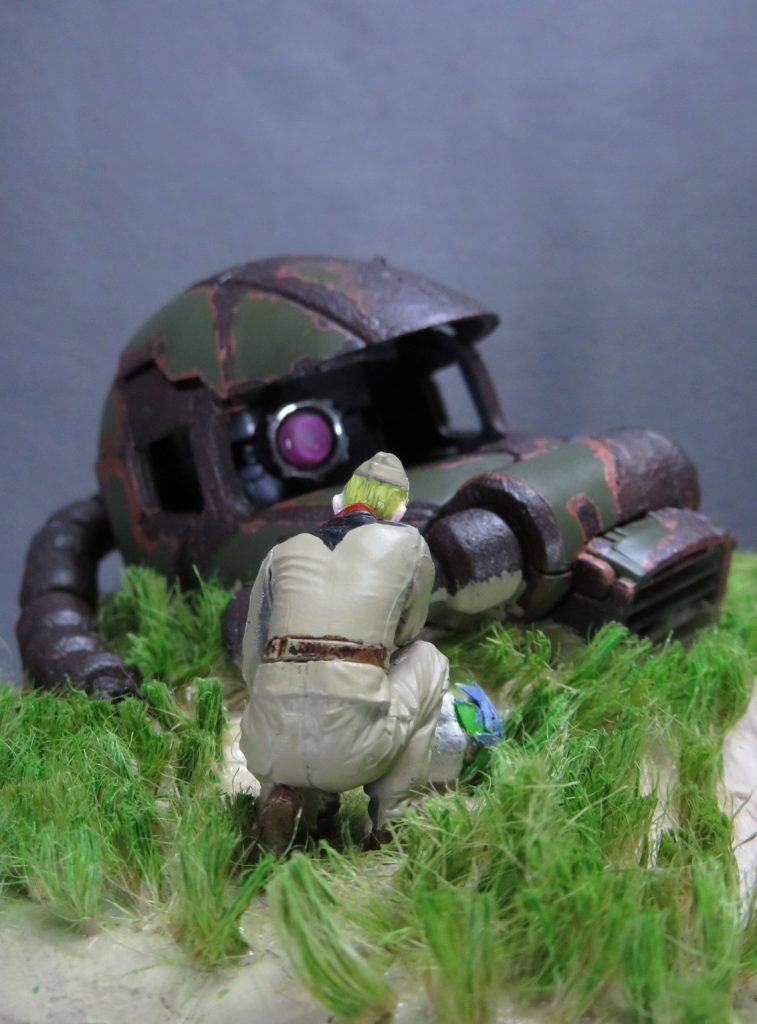 ジオンの英霊に献花する連邦兵をイメージして製作しました。
ザクも貴方を見ているよ……。