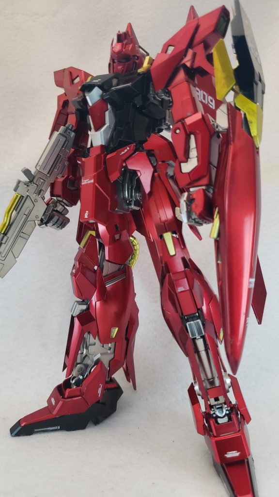 ポーズ1
武装は標準的なビーム・サーベルやビーム・ライフルを持つ。ビーム・ライフルはウェイブライダー形態時はウイング・バインダーのハードポイントにマウントできる設計になっている[