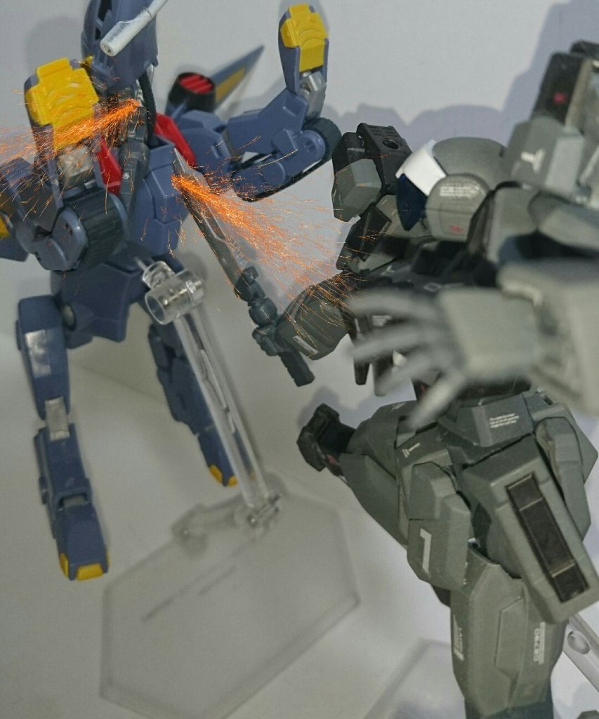 メカ本によるとバクゥのコックピット周りは紙装甲だとか。
歩兵とか車両相手にどうするつもりなんだろう…?