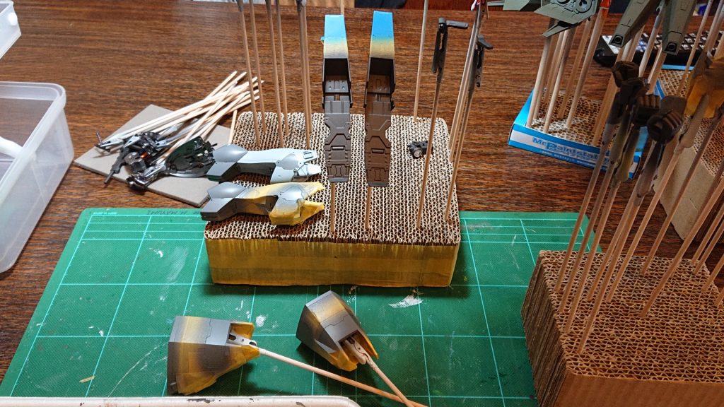 塗装はロービジリティで。元が濃いパープルなので、サフを吹いて下地調整します。
モールド彫りで誕生したパネルラインに沿ってマスキングをし、塗り分けます。
パネルラインがあるのでマスキングが楽ですし、少々はみ出してもスミで誤魔化せます。
さぁ、解説しながら全体をご覧いただきます。