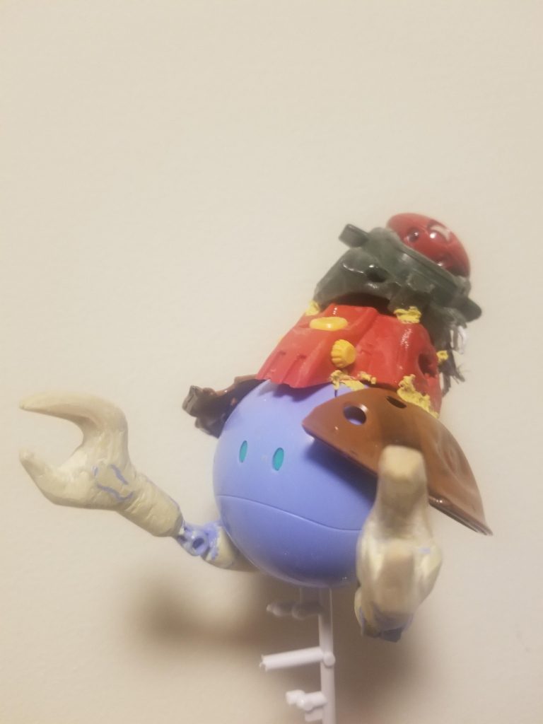 塗装前
手はエポパテでハサミに
各ジャンクパーツとの境目に適当にパテ盛って接合部っぽく