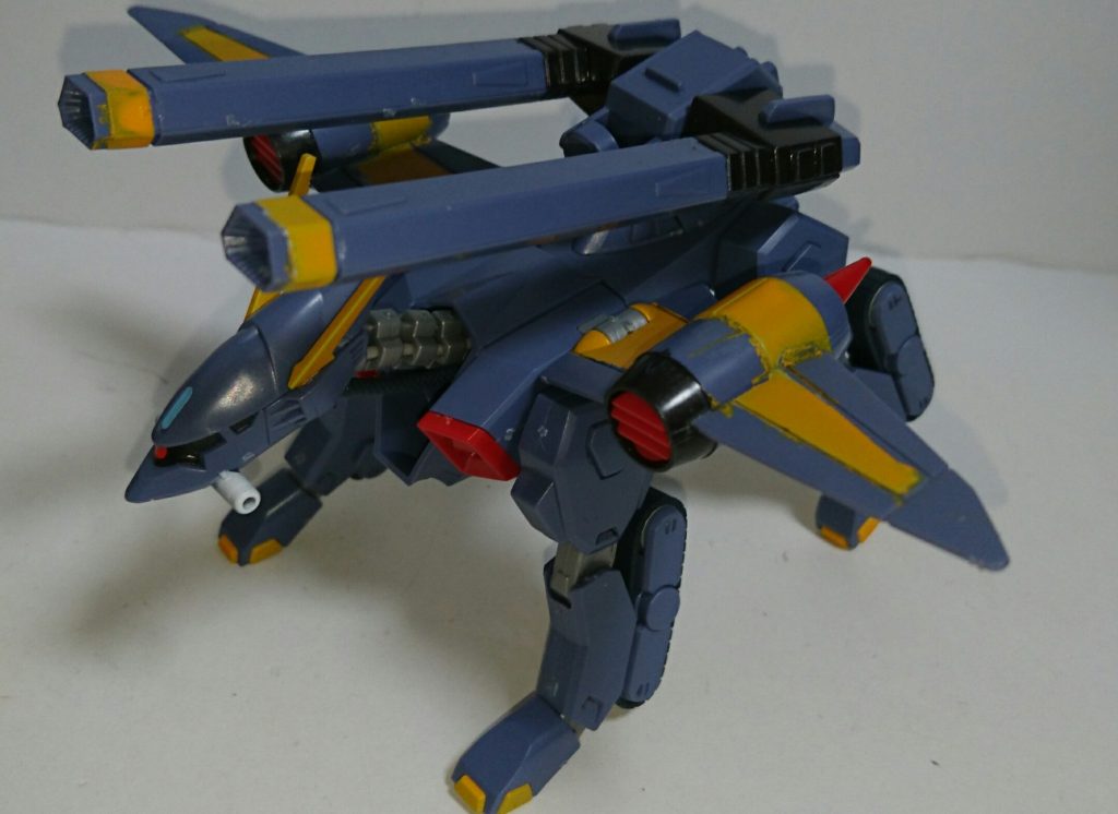 足りない黄色と黒を塗装しました。
後々気づいたら翼の配色を間違えてました💦
ゾイドワイルドゼロを見てから四足歩行型を作りたい衝動に駆られて製作しましたが、ABSといいゴムといい、普段あまり触れないパーツが多く興味深いキットでした。