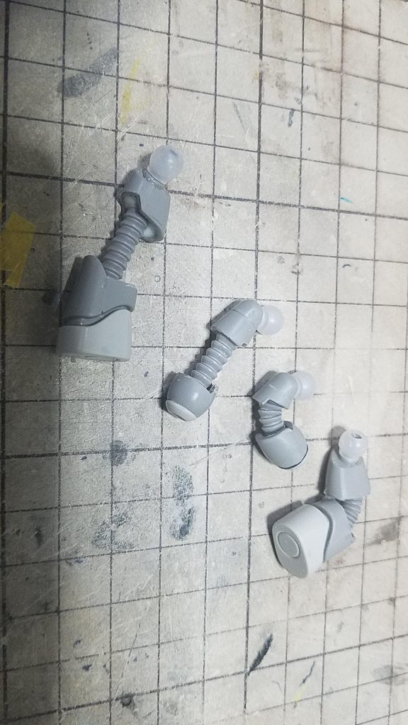 座るために、肘と膝をまげました