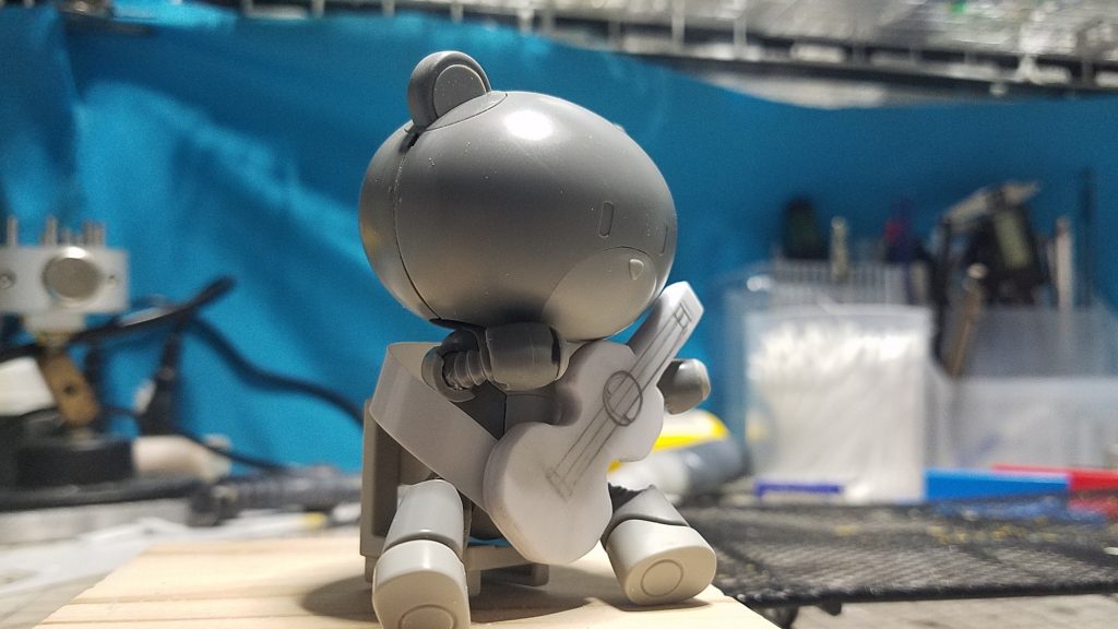 座ってギターをもたせました