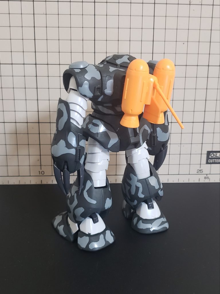 迷彩っぽく切ったマスキングテープを貼って、その上から筆ぬりしました。
色々やらかしていますが、それなりに迷彩に見えるかなと。