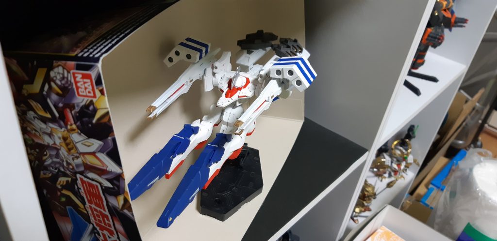 エルフ・ブルックを戦艦イメージで改造してみました。カラーリングはホワイトベース等の主人公サイドの戦艦をイメージしてます。