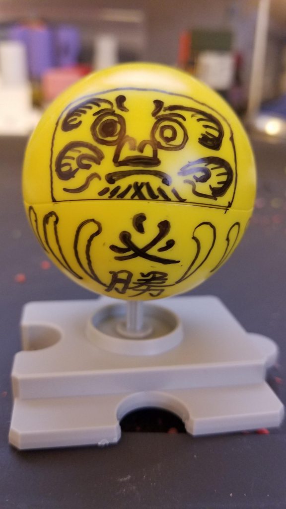 達磨の絵は最初に油性ペンで走り書きをしておきその後、白サフ→白の塗装をしてますが油性の特性上、絵が消えないで残るのでそれを筆でなぞるように書きました🎵