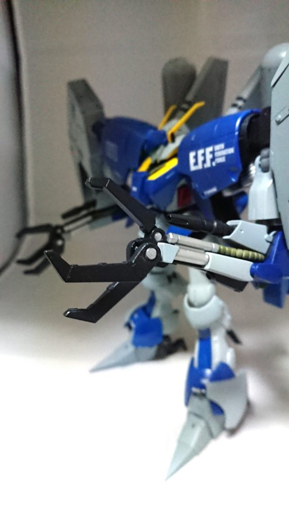 爪は切り離して真鍮線で繋いだんで3本別の角度で表情つけられます