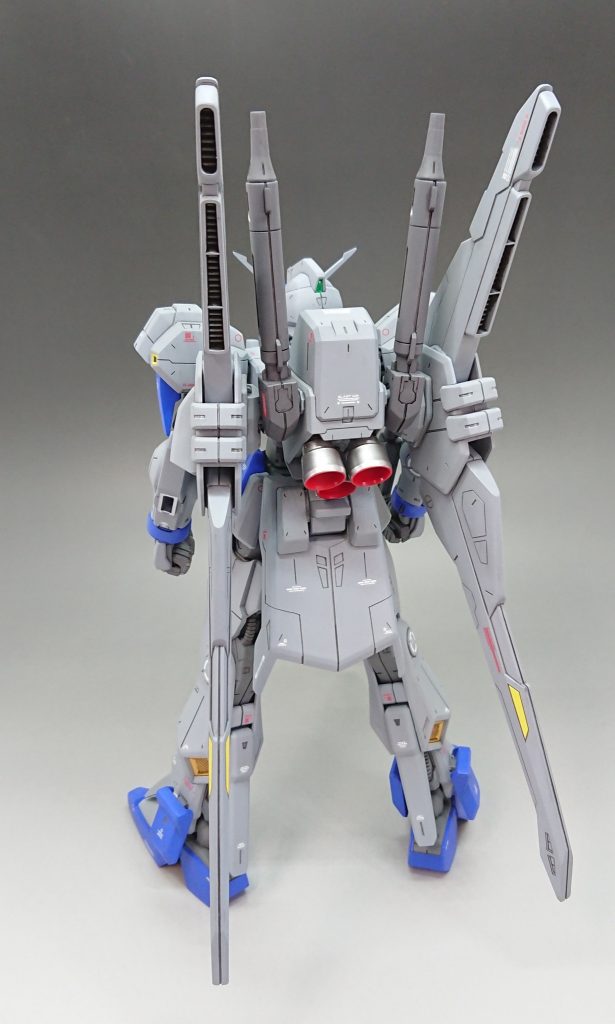 後ろ姿。
ガンダムらしからぬ大きなテールアーマーがカッコいいー。
こちらもスジボリ追加。曲がってます❗
