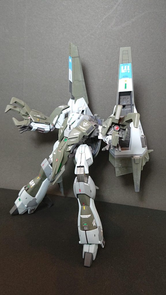 PMX-000S MESSALA-CUSTOM 【in gravity-type】
UC:0087 グリプス戦役終盤、ジュピトリス内にて無傷で残存したメッサーラをティターンズ将校がPMXシリーズの機体データと共に持ち出した。
機体を解体しジャンクパーツとして売却される予定であったが、紆余曲折を経てUC:0095頃、トリントン湾岸基地にて計画された、技術試験計画の実験機として持ち込まれた。
当時、廃棄予定であったバイアランを既存技術で性能を向上させる計画が承認されたばかりだったので、性能試験を行うにも、トリントン湾岸基地にはジムⅡ始め、旧式機体ばかり配備されていたため、バイアランの性能評価試験をできる体制とならなかった。
そのため、木星重力圏で運用実績のあるメッサーラを重力下仕様として改修し、バイアランカスタムと共に評価試験機としてリバイブされた機体である。