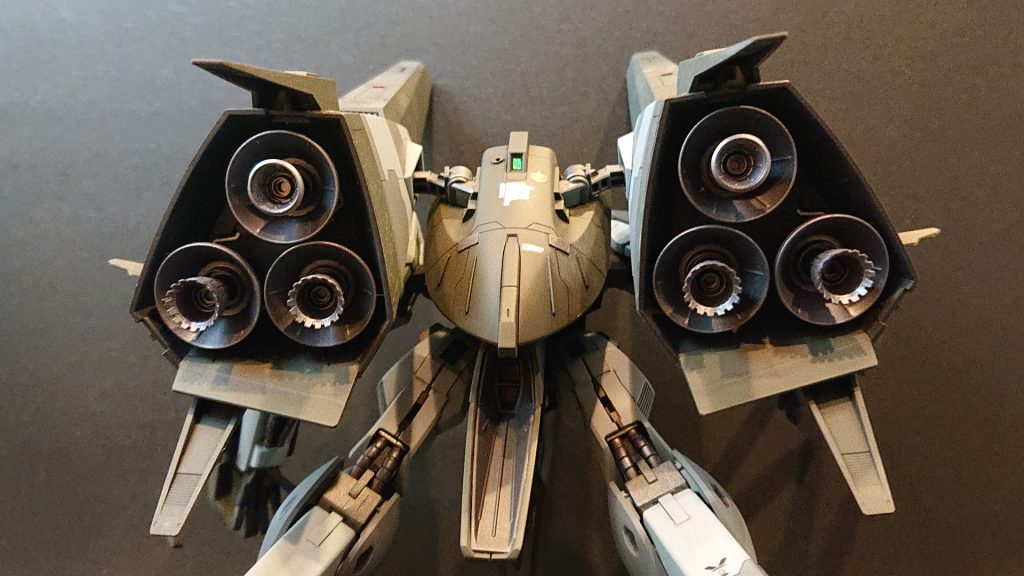 ベース機体と同じく、重量の6割を占めるメインスラスターユニットは、熱核ジェットエンジンへ換装された。
空間仕様では機体後部へ集中的に推進力をベクトルされたユニットだったが、重力下仕様ではMA状態からも発進・離陸する必要があるため、機体下部へ推進力を偏向できる構造とし、VTOL機とした。