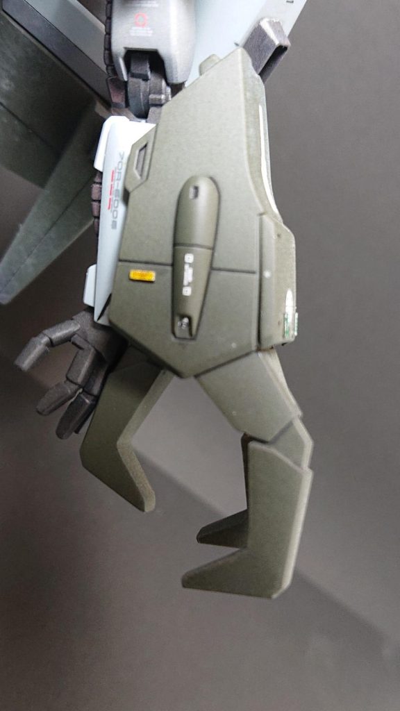 腕部クローアームは、その強大なトルクでジムⅡレベルであれば十分に圧砕が可能。
クローアーム中央にはグレネード1門。腕部ユニットの両端には対地兵装として20mmバルカンを装備。