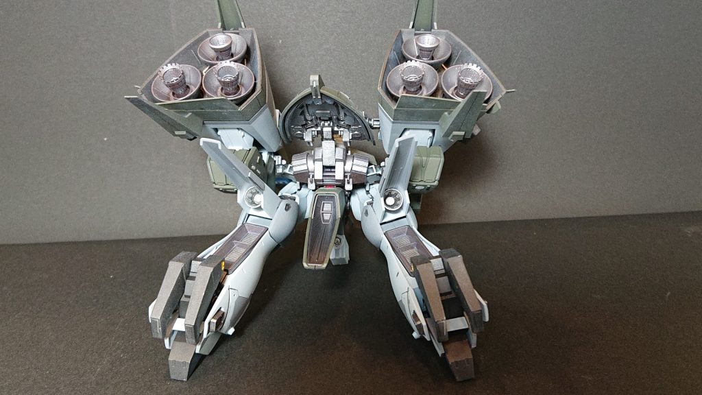 MA状態では各スラスター(特に脚部は自由に可動できる)がベクタードノズル化しているので、ある程度は旋回性能がある。
但し、推進力で無理矢理機動性を確保しているため、パイロットへの負担は計り知れない。