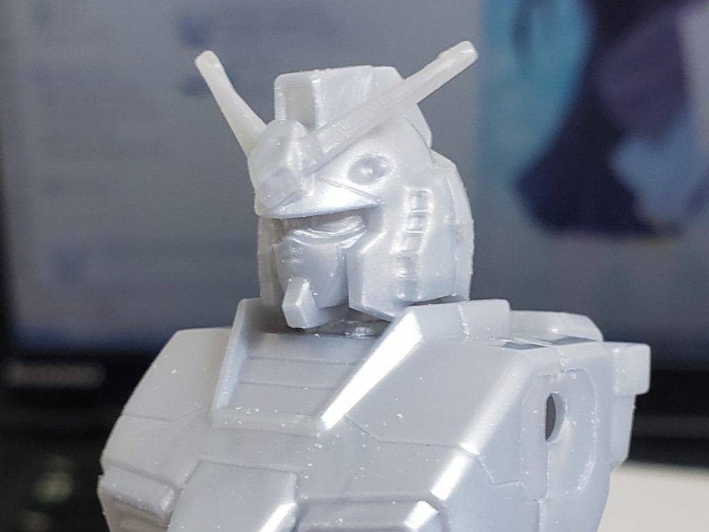 一度首を切断して角度をつけて接着しました。