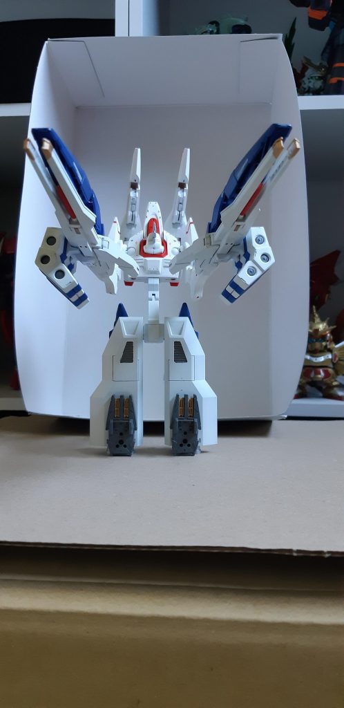 トップと同じ見上げカット。少しのけぞってバランスとってます。