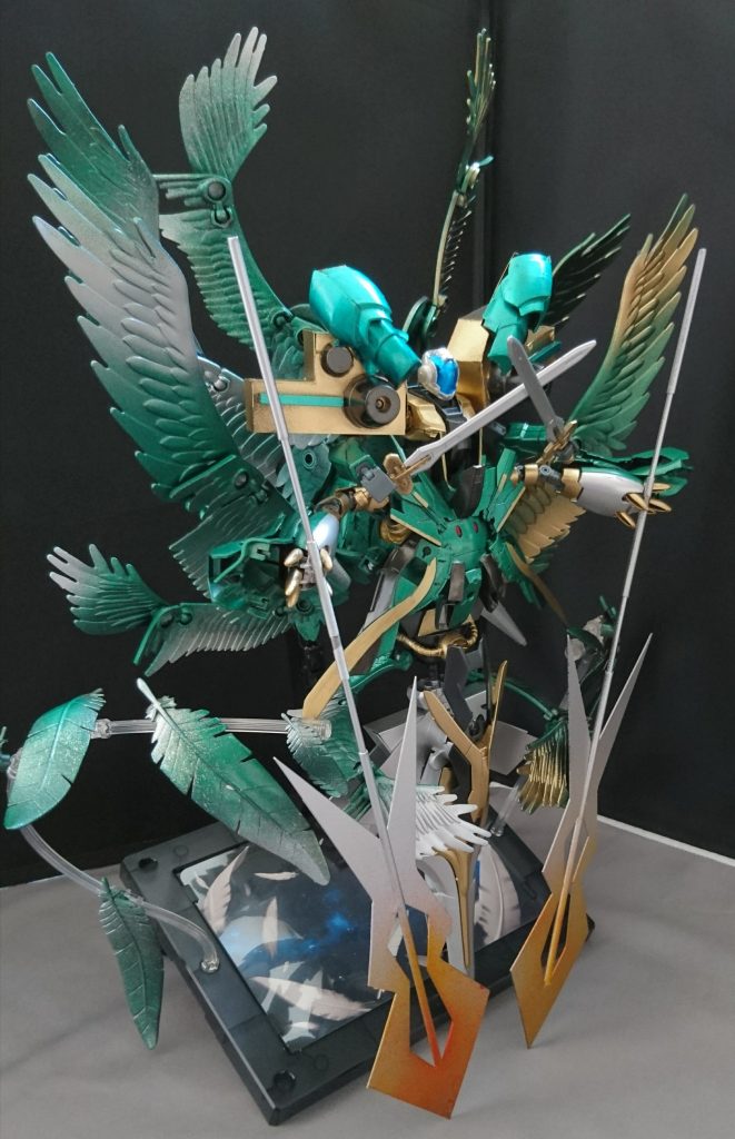 まずは正面です!
今回使用したキットは
ハロ
HG モモカプル
HG GBN・ガードフレーム
スカイハイウイング×3
RGウイングガンダムゼロカスタム専用の土台
HG シナンジュ(盾×2)
HG ガンダムバエル(剣)等です