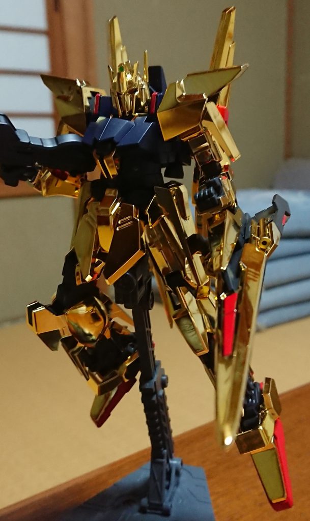 モノ自体はドストレートに組んだデルタです。肩とかの合わせ目は見ないようにしてるヤツです…
ところで赤が三色あるのは分かるでしょうか?