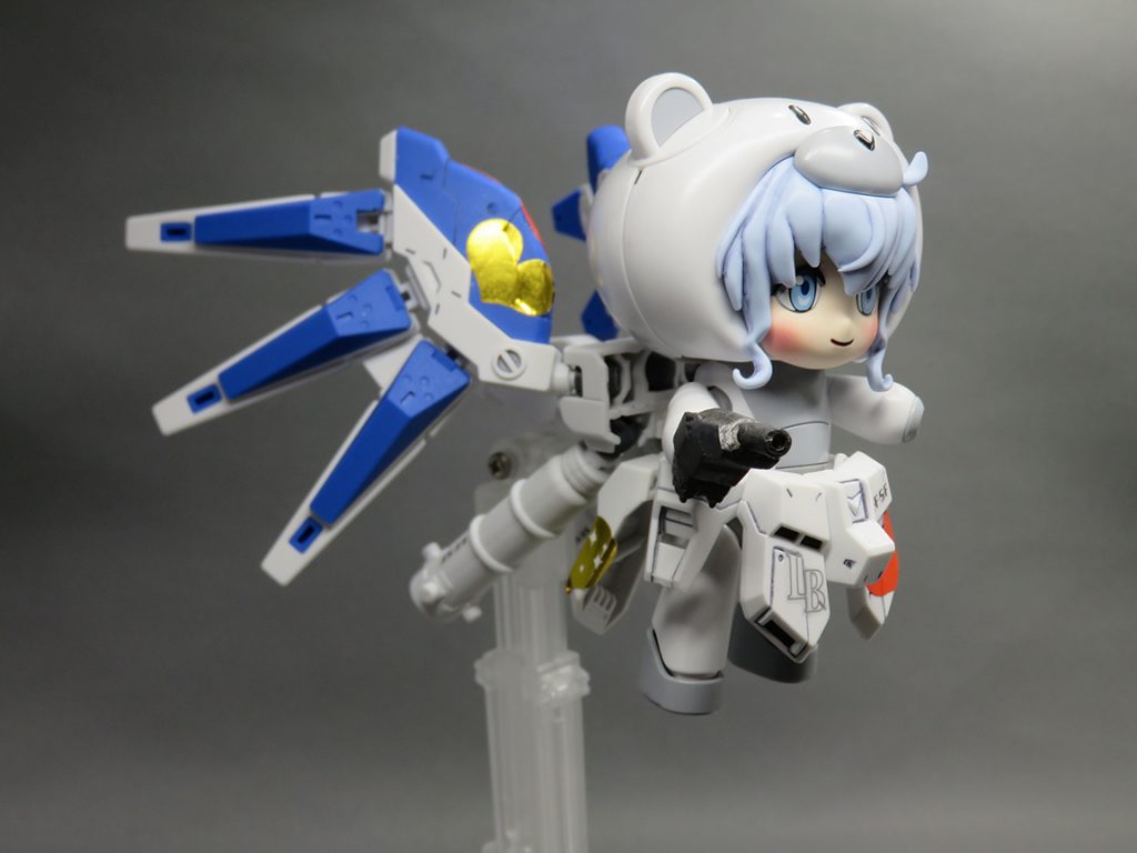 と、言う訳で きゃらっがいサラを主軸に、SD-Hiνガンダムをミキシングしてちっちゃな天使に仕上げました。