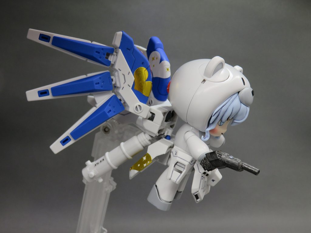 銃はオリジナルですが(それは「でっち上げ」と言わないか?)、一度作ったものを紛失してしまったため、急造の2つめということになります。
取り付け部分はランナーを流用したポリキャップ素材なので、取り外しも負荷がありません。