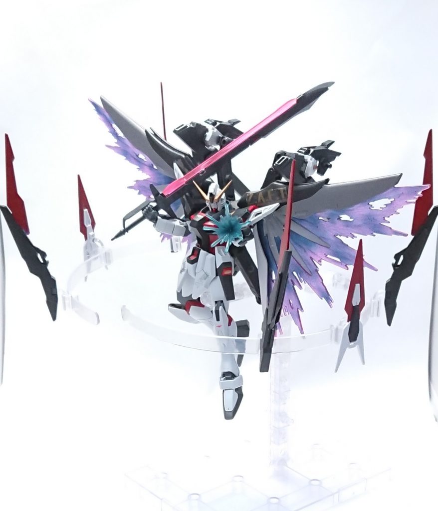 武装の説明になります(デスティニー本来のは省きます)
フェザードラグーン・ソードタイプ
ソードタイプはフェイズシフト装甲でも切断、貫通することが可能なほどの威力を誇る
フェザードラグーン・ディフェンスタイプ
ディフェンスタイプはソードのように使うことも可能であり、またシールドにもなる
両方のドラグーンともリフレクター機能を持ち、ビームを弾くことが可能となっている