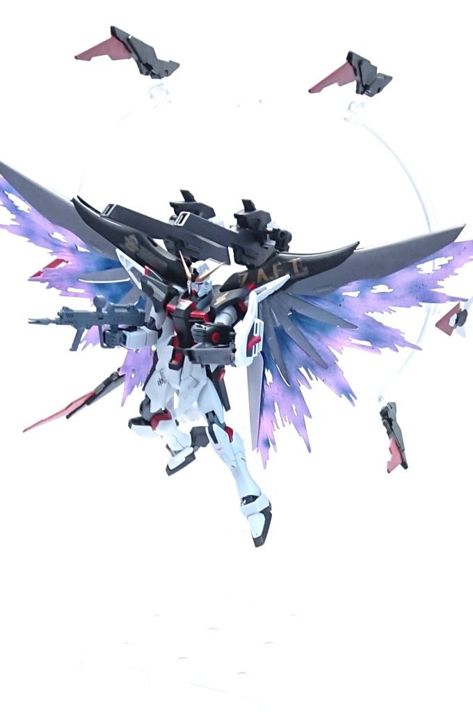 コズミックサテライトキャノン
ハイパーデュートリオンエンジンのエネルギーだけで発射可能であるが、その分チャージに時間がかかる。最大出力では3発が限界となっている。威力は携行武装のなかで最強火力になる(ダブルエックスが装備しているものの威力より弱いです)
写真の形態はアルティメットフルバースト形態で射程圏内の敵をほぼ全て破壊することが可能