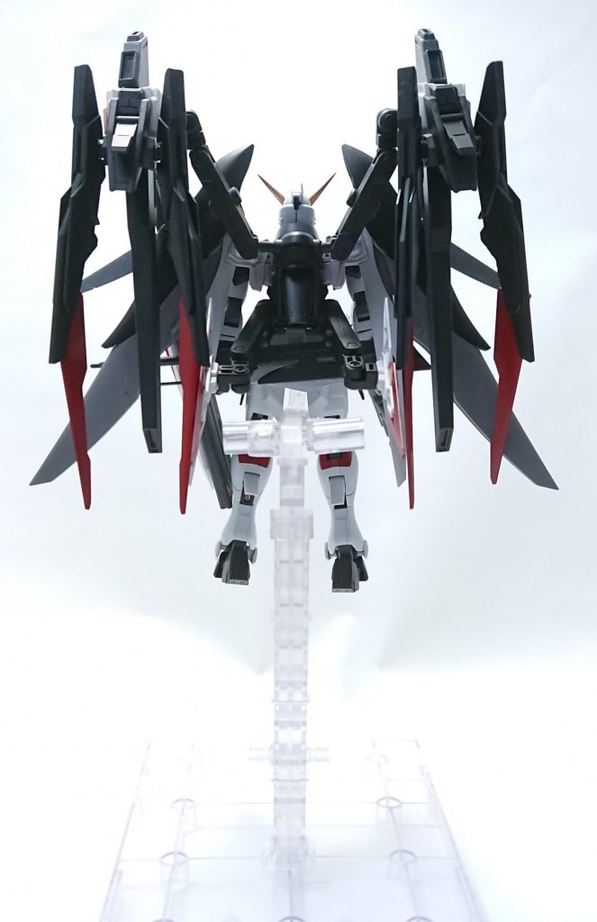 後ろです
正面は主人公機、後ろは悪役機に見えるような改造にしました
いい感じのギャップになったと思います