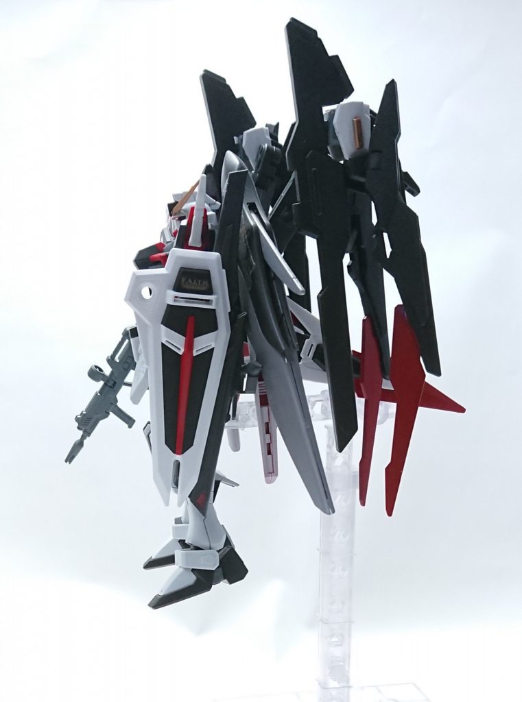 横からですシールドはフリーダムの流用しそれに高エネルギー長射程ビーム砲をつけてます