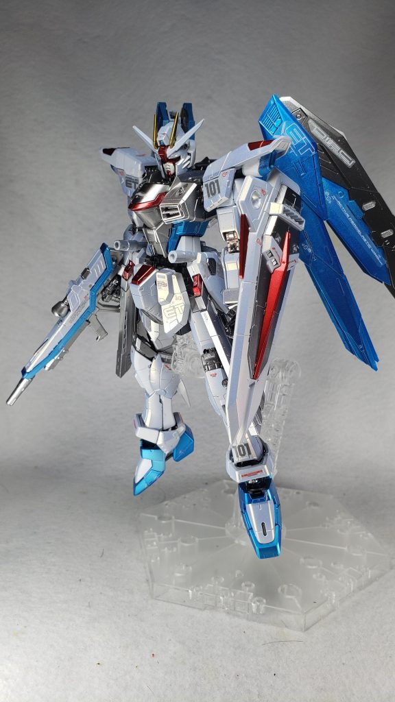 ポーズ１
2機の新型モビルスーツは、ザフト統合設計局を形成する主要3局が合同で開発に当った「ZGMF-600 ゲイツ」をベースとしつつ、ザフトの技術にG兵器から入手した新技術（主に高主力ジェネレーター、ビーム兵器、PS装甲等）をも取り入れて開発が行われた。ゲイツは設計段階ではかなり高性能な機体でありながらも、量産面の問題で止むを得ず切り捨てた部分が多いモビルスーツであった