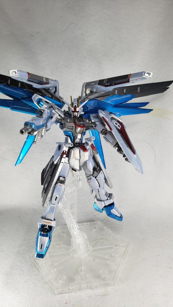 ポーズ３
高機動空戦ハイマットモード

背部に装備された左右5対の能動性空力弾性翼を広域展開し、これらをリアルタイムで動作させることで姿勢制御を行い機動性及び旋回性を大幅に向上させる形態[34]。他のモビルスーツには真似のできない動きが可能で[31]、その能力を活かし空中を舞うように戦うフリーダムの姿は、あくまでも美しく正に戦闘形態といえる姿である[9]。