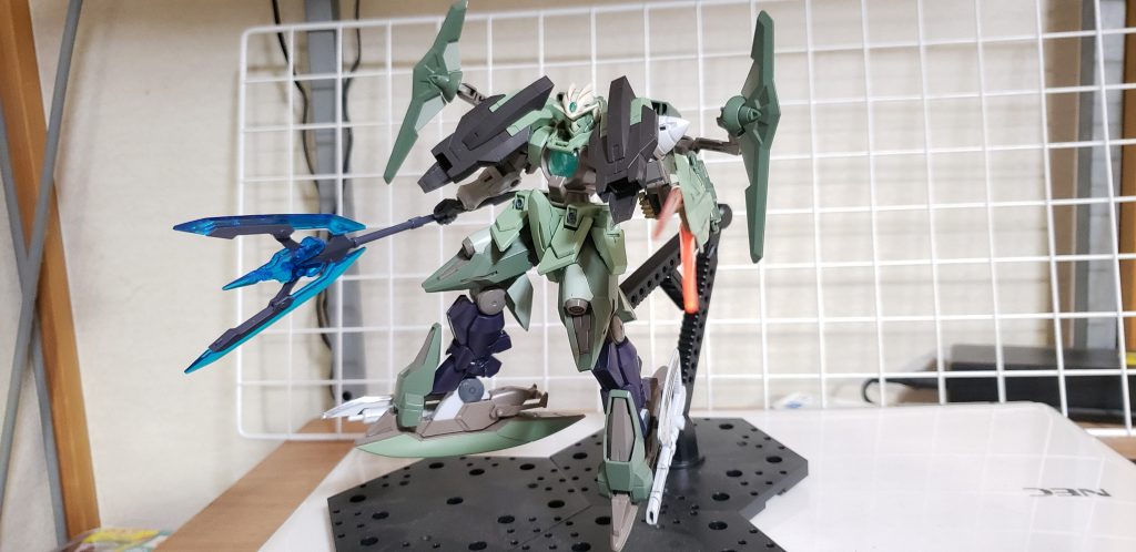 どうせGNコンデンサーに貯めきれないぐらい粒子垂れ流すぐらいなら、いっそ極悪な燃費になるようなアセンブルにしてやるべく、速そうなパーツと火力出そうなパーツとか粒子制御できるパーツをまとめて載っけた結果です。