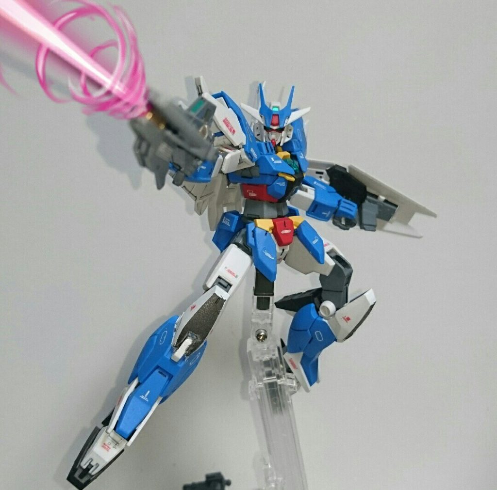 最後に配色ですが
全体に1500番のサフ
白部分はクレオスの艶消しホワイト
黒部分はクレオスのメタルブラック
グレー部分はクレオスのMSグレージオン系
アースアーマーの本体はNSグレー連邦系
金部分はクレオスのゴールド。
背部バーニアはクレオスのシルバー。
最後にゴールドとシルバー部分に艶出しクリアー、それ以外に部分以外に艶消しクリアーを拭いています。
デカールはいつも通り、サテライトのレッドとホワイト&グレー。あとはユニコーン用を少し。シールドはアデル付属の物を使用しています。
最後まで閲覧ありがとうございました。