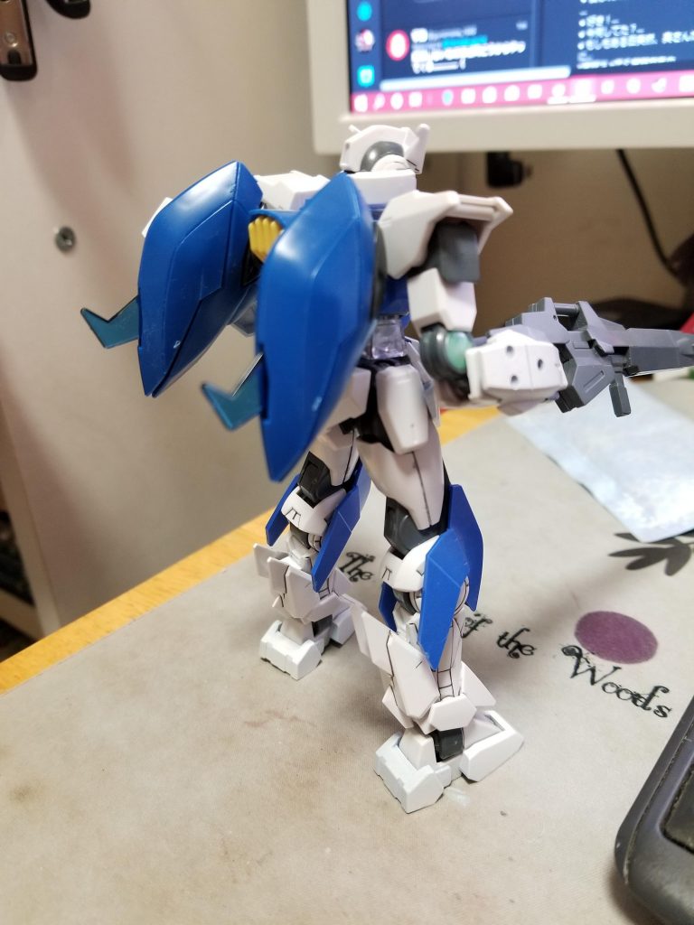 でもギラーガの背中かっこいいので速攻で改造して付け替えました。ギラーガバックパックは3mm棒１つで接続するようにしています。