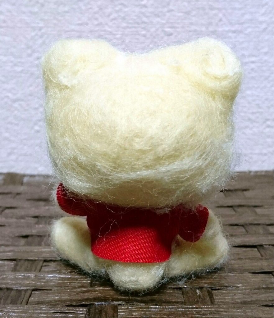 プーさん単体。
材料は、100均で購入した羊毛フェルト(黄色)と、手芸店で購入した布(黒・赤)です。
できるだけふんわりさせながら、グルーガンを使って貼り付けています。