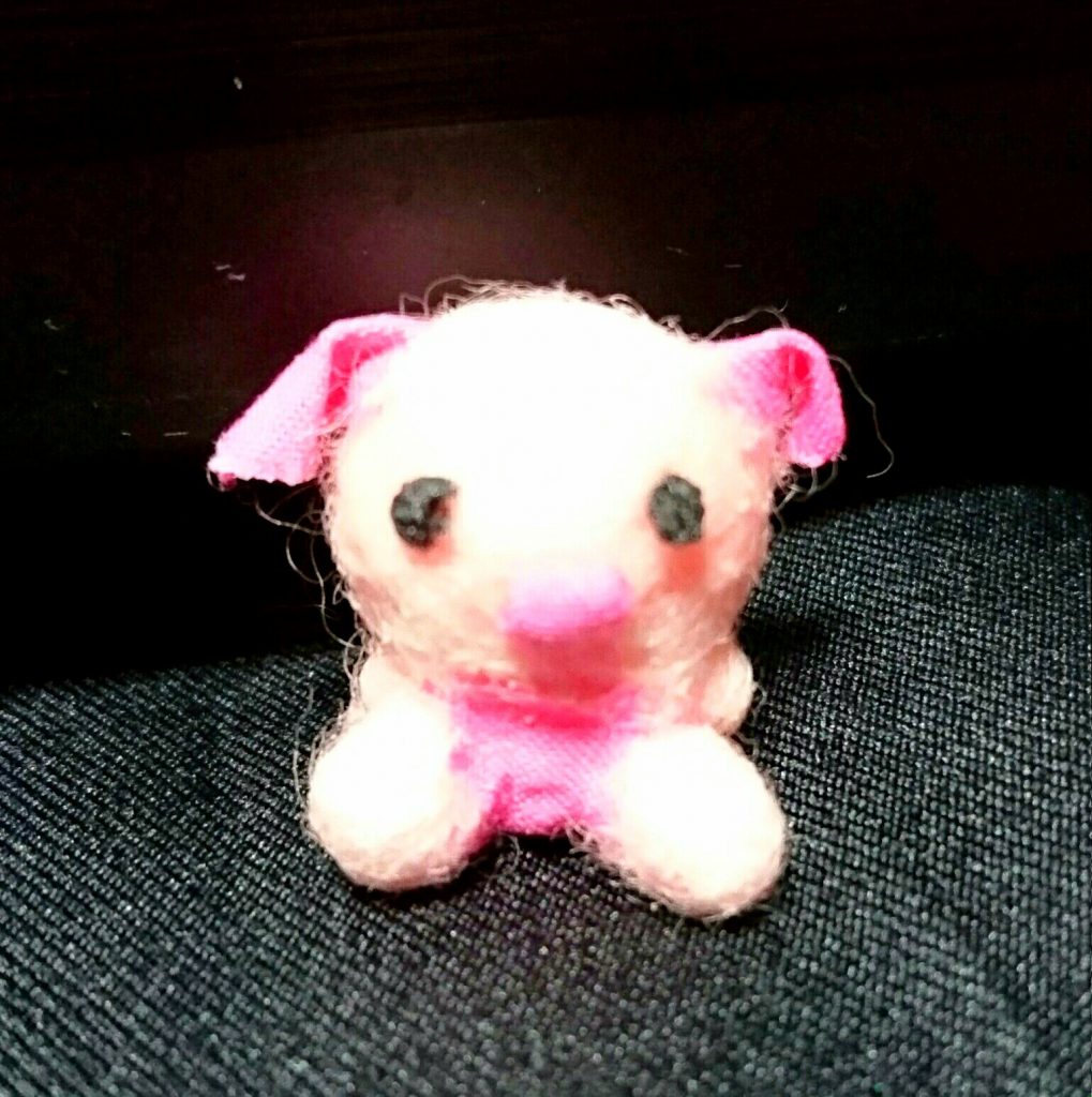 ピグレット単体。
Twitterで途中経過を上げているうち、ノリと勢いで追加してみました。
こちらも材料は羊毛フェルト(桃)と布(黒・桃)ですが、厚みを出さないために木工用ボンドを使用して貼り付けています。