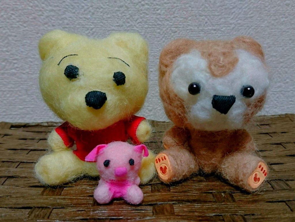 参考までに、前作・ダッフィーと並べてみました。
ダッフィーは目と手足を塗装していますが、今回は羊毛と布しか使っていないので、よりぬいぐるみ感が出たかなと思っています。