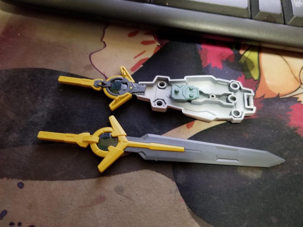 ソードも最初はこうやって装備するつもりでした。ここまでやっておいて「おもちゃらしくない」と思ったので現在のようになるように改造しました。