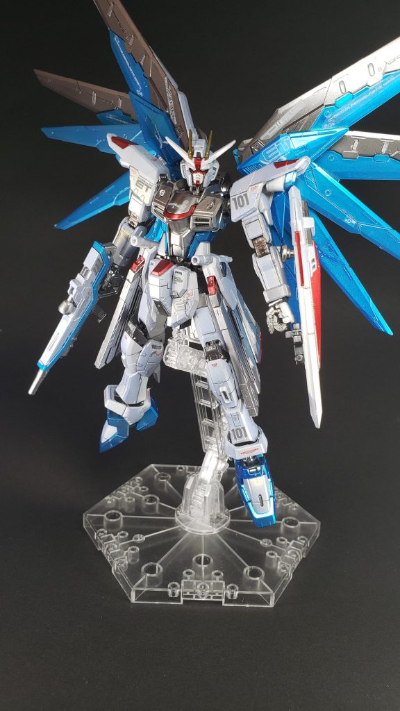 ポーズ２
2機の新型モビルスーツは、核エンジンの採用により使用可能となった新技術の試験運用機としての側面も備えており、ここで蓄積された技術は後に開発されたモビルスーツ群にフィードバックされ、その性能を飛躍的に向上させることになった。それ故に2機の新型モビルスーツは時代の最先端を進む機動兵器であるといえる