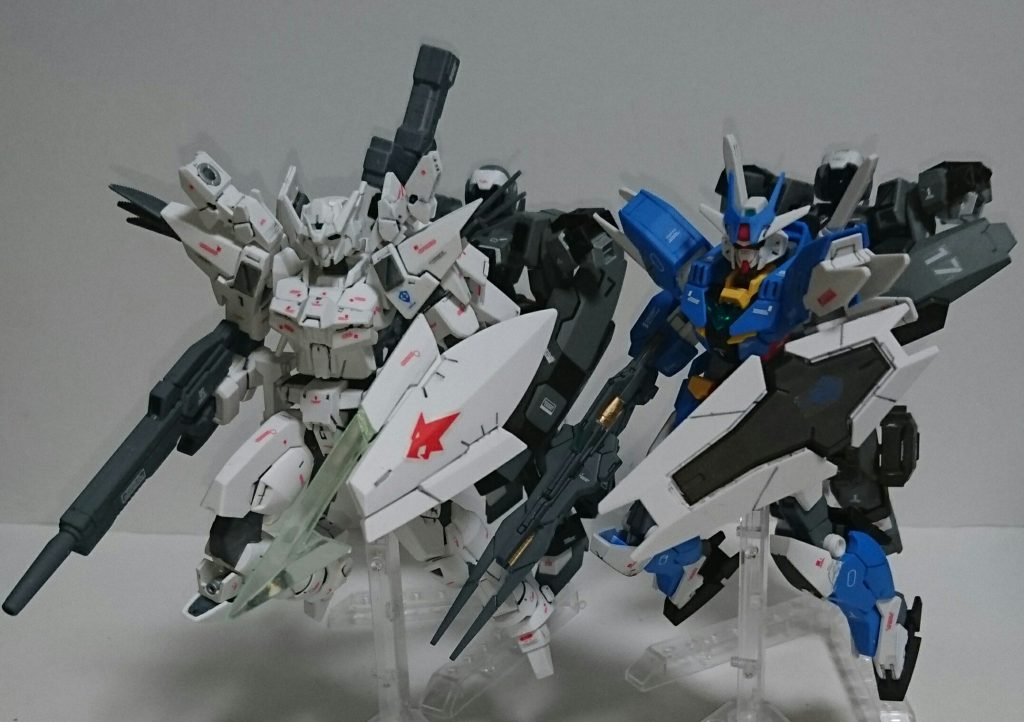 ## A.G.191年
AGEシステムとEXA-DBの技術を解析しイヴァースシステムの開発に成功した人類はイヴァース計画の第二段階として火星再テラフォーミングを実行に移していた。
人類の希望を乗せて。火星の空へと羽ばたくイヴァースシステムを積んだ天使の翼のMS達。
長きにわたる争いが終わり、平和な時代が幕を開けると思われたその時・・
火星地表からの攻撃によってイヴァースシステム搭載機と調査船団は壊滅的な被害を被った。
それが、新たなる戦いの始まり・・。
これは終わりの始まりの物語。
再び動き出す世界、再び灯される戦火の中で一機のMSが立ち上がる。
*ー その名をガンダムという。*
*ー 機動戦士ガンダムという。*
*もちろん嘘です(笑)*
デザイナーがAGEの連邦系のデザインを務めた海老川さんというのもあって、個人的にはAGE-3に似た換装システムやスタングルライフルを踏襲したライフルといい、ガンダムAGE-4といっても違和感が無い機体だと思っています。
そういうこともあって、今回のアースリィを制作してみました。
AGE好きの僕なりのアースリィガンダムになったと思っています。
感想やアドバイス等がありましたらコメントしていただければ幸いです。