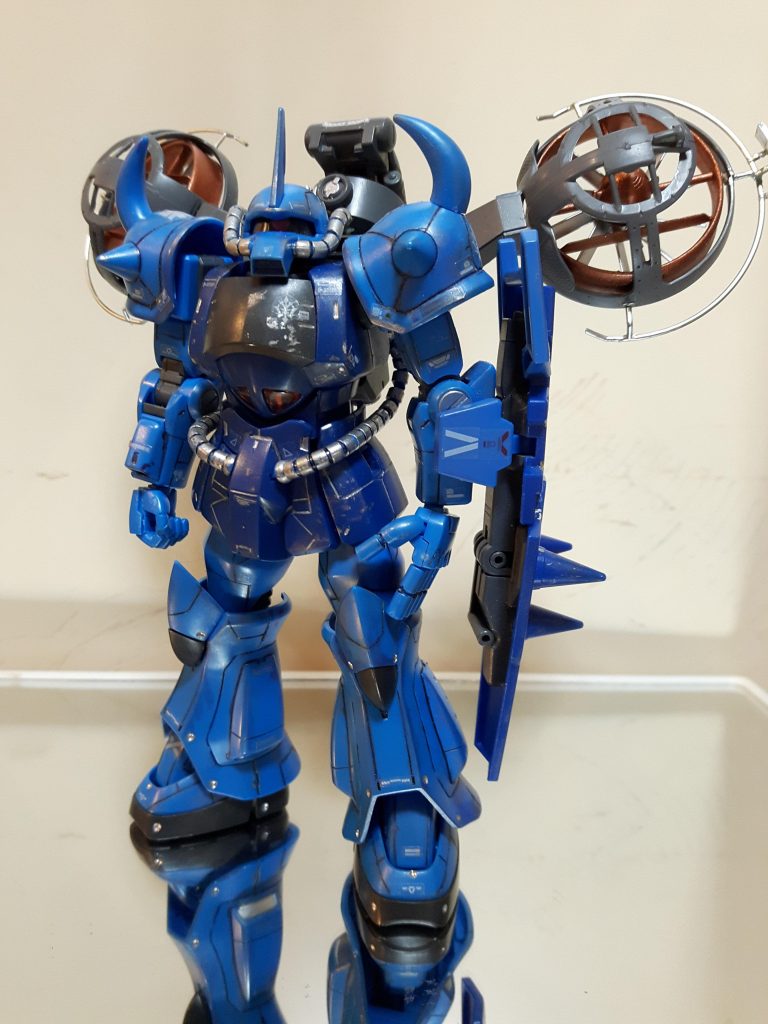 正面から、スジ彫りして少し汚してみました。シールド以外はキットそのままです。