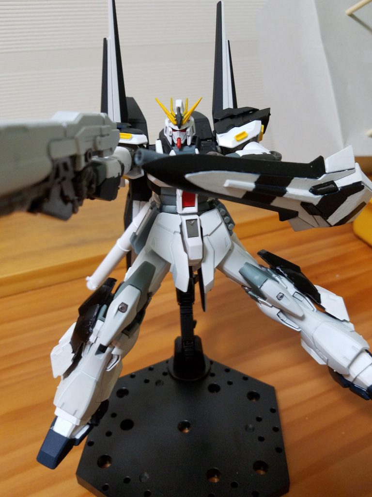 最初は肩パーツもシナンジュスタインだったはずが気付いたら上半身はまんまHi-νガンダムに.....