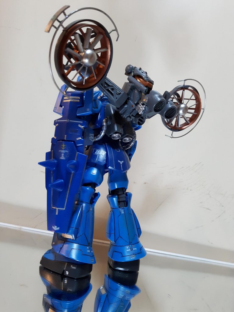 後ろからジオン偵察機をバラバラにばらして再構築してます。