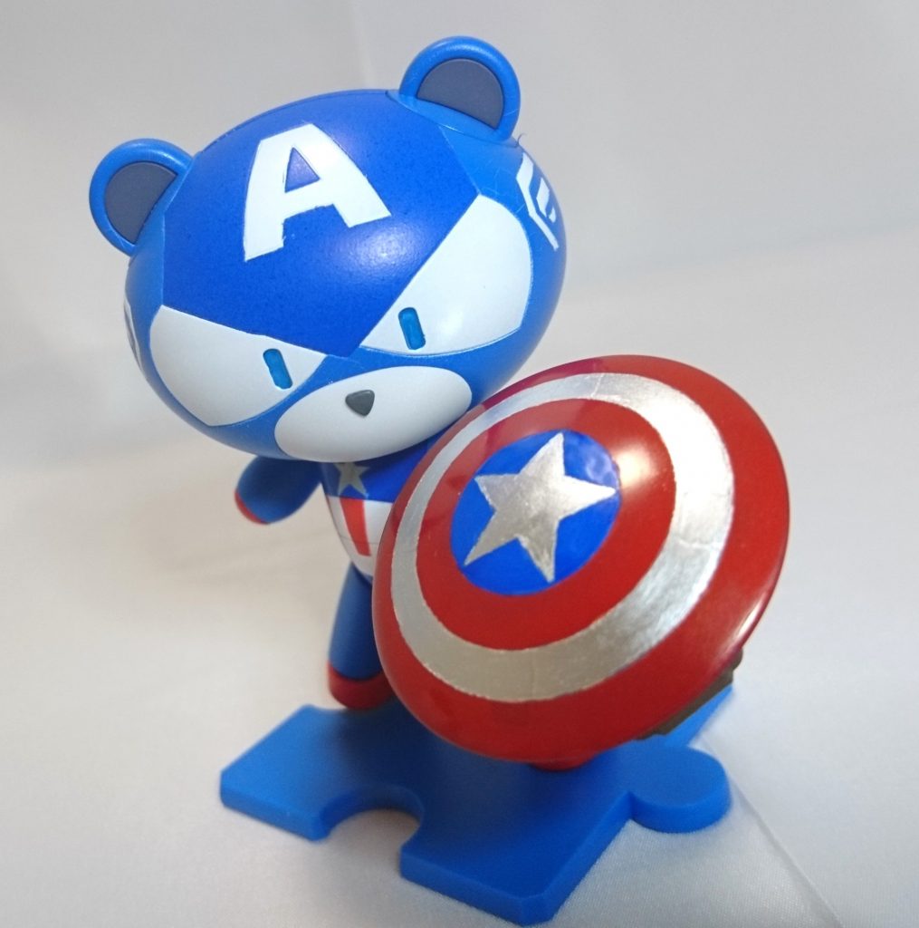 【盾投げアタック!】
シールドはコンパスナイフを使って丸い筋彫り。筆塗りで塗り分けました。