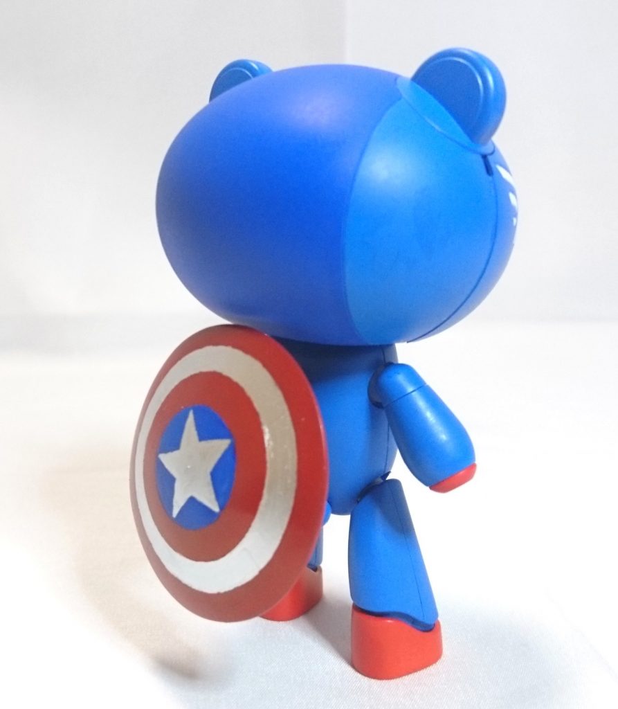 【リアビュー】
リボンをつける凹部分にジョイントパーツをはめ、盾を背負えるように!