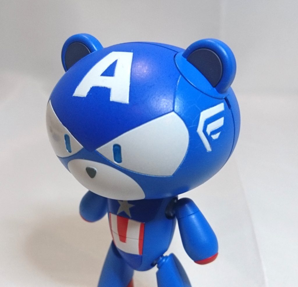 顔のマークや目の回りの筋はデザインナイフで筋彫りしました。