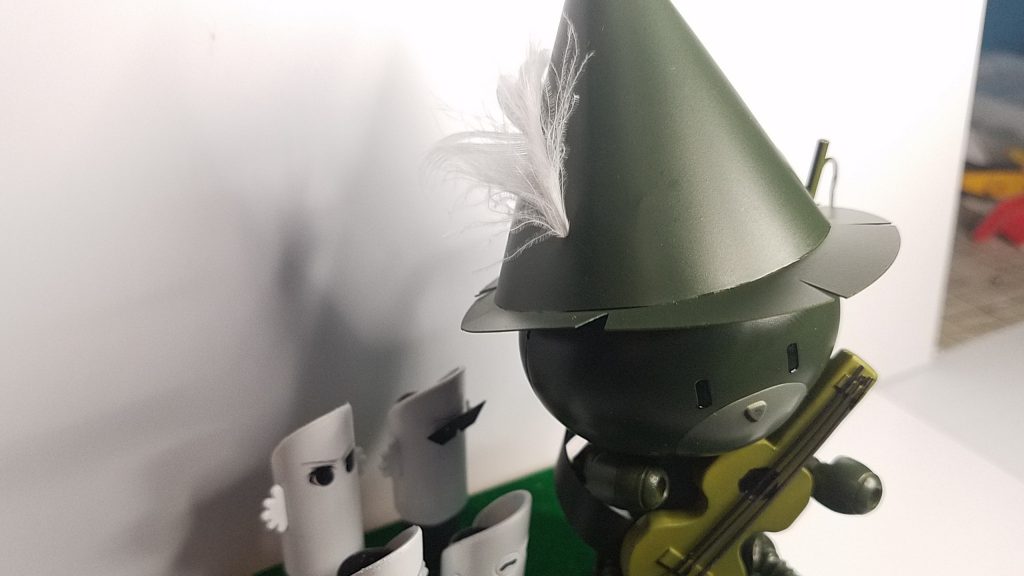 帽子には、羽飾りをつけました